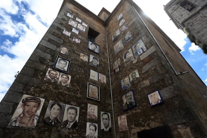 Torre de la iglesia de Mogarraz con decenas de retratos de sus vecinos.