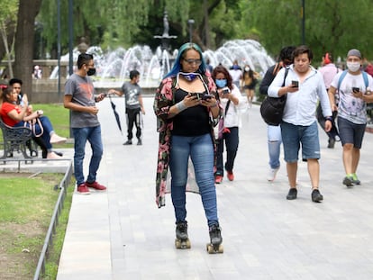 Un grupo de personas se encuentra en la Alameda Central de la Ciudad de México, en julio de 2020.