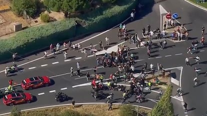 Un grupo de manifestantes intenta cortar el paso de los ciclista, este sábado.