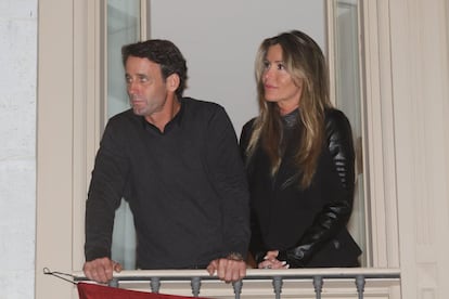 El jinete Álvaro Muñoz Escassi y su mujer, Raquel Bernal, disfrutan de una procesión desde uno de los balcones del Hotel Larios de Málaga. 