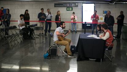 Uno de los candidatos durante la prueba en el Metro.