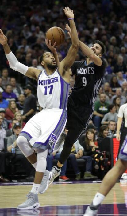 Rubio, con el balón, ante los Kings.