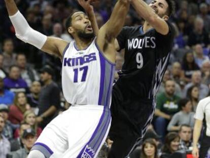 Rubio, con el bal&oacute;n, ante los Kings. 