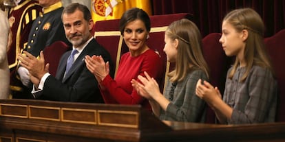 Los Reyes observan a sus hijas durante el acto del aniversario de la Constitución este jueves en el Congreso de los Diputados.