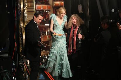 Cate Blanchett (i) y Jenny Beavan, ganadora al Oscar por el vestuario de la película 'Mad Max: Fury Road', en el backstage de los Oscars.