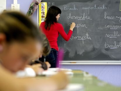 Una clase de catalán en la escuela Sant Cosme y Sant Damià, en el Prat de Llobregat, Barcelona.