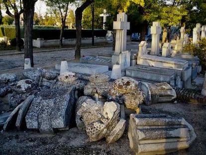 Restos de una de las tumbas del cementerio de la Almudena