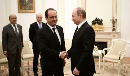 El presidente francés, François Hollande, estrecha la mano de su homólogo ruso, Vladímir Putin, este jueves en Moscú.