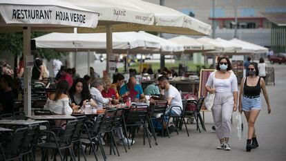 Clientes en una terraza del barrio de Sants de Barcelona.