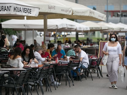 Clientes en una terraza del barrio de Sants, en Barcelona.