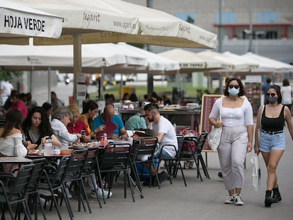 Clientes en una terraza del barrio de Sants, este viernes en Barcelona.