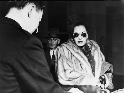 La cantante Billie Holiday llega, en 1949, a una vista preliminar de la causa contra ella por consumo de heroína.