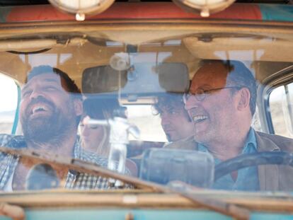 Hovik Keuchkerian y Jean Reno, delante, y en el asiento de atrás, Susana Abaitua y Arturo Valls, en un fotograma de '4 latas'.