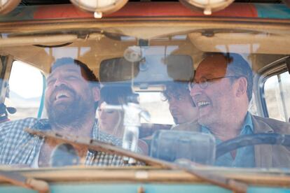 Hovik Keuchkerian y Jean Reno, delante, y en el asiento de atrás, Susana Abaitua y Arturo Valls, en un fotograma de '4 latas'.