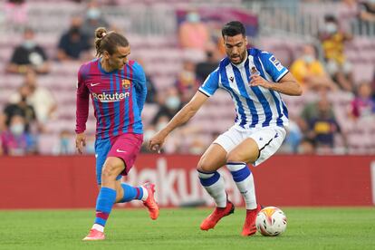 Griezmann, ante Merino, de la Real, el pasado domingo en el Camp Nou.