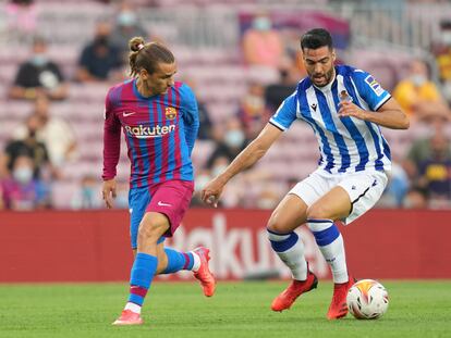 Griezmann, ante Merino, de la Real, el pasado domingo en el Camp Nou.