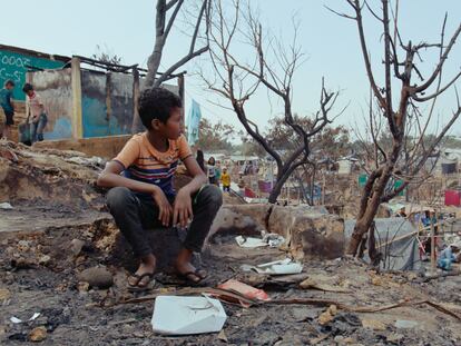 Mohammad Rafiq, de 14 años, contempla los restos de su campamento en Cox's Bazar, Bangladés, después de que un incendio lo arrasara el pasado 7 de enero.