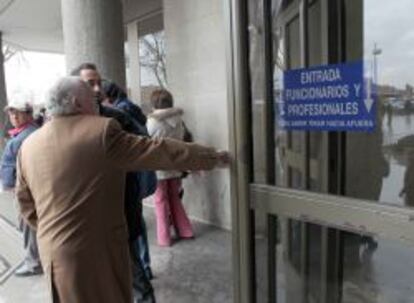 Román Sanahuja, expresidente de Metrovacesa, a su entrada a los juzgados de Plaza de Castilla de Madrid, en 2011.