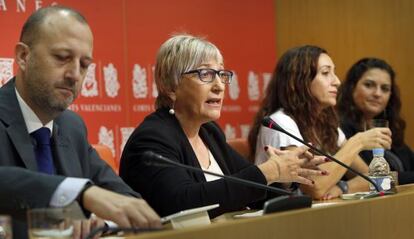 Parlamentarios de Ciudadanos, PSPV, Compromís y Podemos en la presentación del plan de trabajo de la comisión.