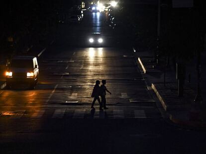 Transéuntes caminan durante el apagón de esta tarde en Caracas.