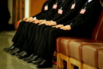 Miembros de seguridad personal esperan tras el inicio de la sesión de la Asamblea Popular Nacional (APN) en el Gran Palacio del Pueblo en Pekín (China), el 5 de marzo.