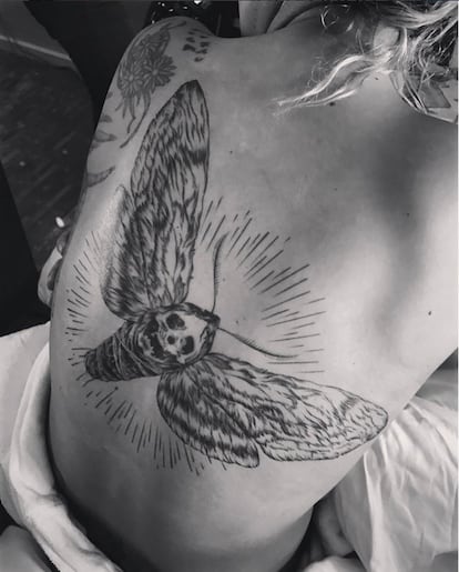 La cantante recuerda en su Instagram que esta noche actuará junto a Metallica con esta inquietante foto del enorme tatuaje que cubre su espalda.