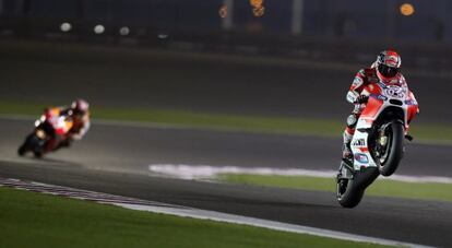 Dovizioso, seguido de Márquez, el viernes en el circuito de Losail.