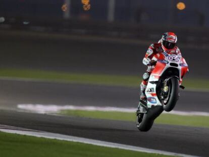 Dovizioso, seguido de M&aacute;rquez, el viernes en el circuito de Losail.