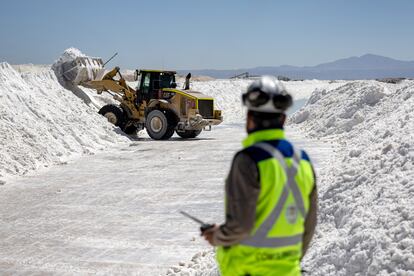 Trabajadores de una mina de litio mueven subproductos de la sal en una mina en el desierto de Atacama, el 24 de agosto de 2022.