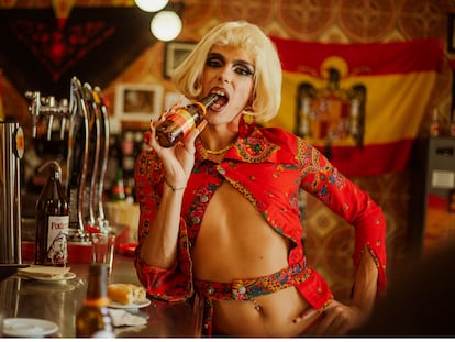 La artista Samantha Hudson, en una imagen del videoclip 'Por España'.