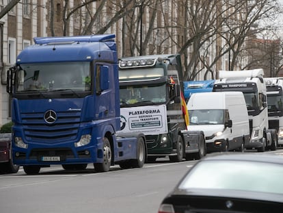 Los transportistas agrupados en la Plataforma para la Defensa del Transporte de Mercancías, manifestándose este lunes por las calles de Zaragoza.