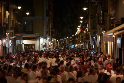 Vista de la emblemática calle Estafeta durante la primera noche de las fiestas de San Fermín 2022.