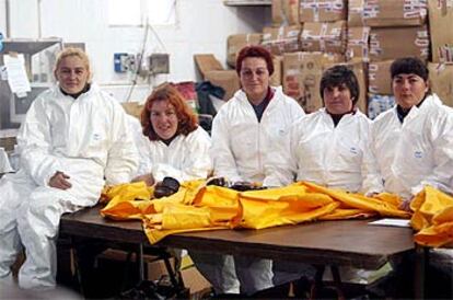 De izquierda a derecha, Eva, Marisa, Mila, Rocío y Agustina, varias de las mujeres que ayudan a los marineros, en la lonja de Cangas do Morrazo.