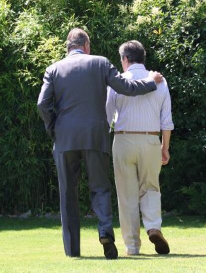 El rey Juan Carlos pasea con el ex presidente del Gobierno Adolfo Suárez, enfermo de Alzheimer, en los jardines de su vivienda durante la visita en la que los Reyes le entregaron el Toisón de Oro, en una foto difundida por la familia. La fotografía fue galardonada con el premio Ortega y Gasset 2008.