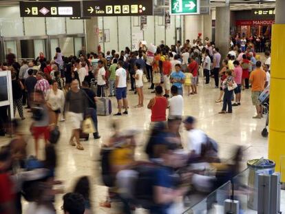Viatgers a la terminal 4 de l'aeroport de Madrid-Barajas.