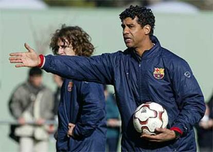 Rijkaard, durante un entrenamiento del Barça.