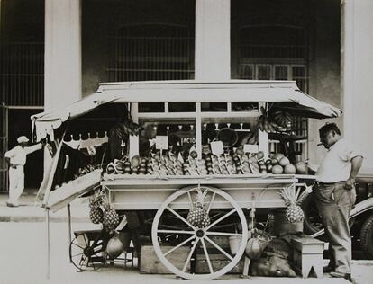 Carro de frutas con vendedor. 1933