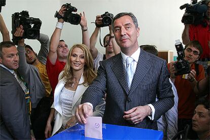 El primer ministro montenegrino, Milo Djukanovic, partidario de la independencia, vota ayer en Podgorica.