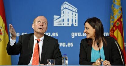 El consejero de Econom&iacute;a, M&aacute;ximo Buch, y la consejera portavoz, Mar&iacute;a Jos&eacute; Catal&agrave;, ayer tras la reuni&oacute;n del Consell.