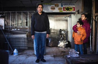 Jaswinder Kaur posa con sus hijos Taranjot, 9 años, y Harshjot, de 5 años, en su tienda de ultramarinos en New Dorp, Staten Island. Jaswinder, madre soltera, se enfrenta a un futuro incierto ya que la tienda que alquila amenaza derribo.