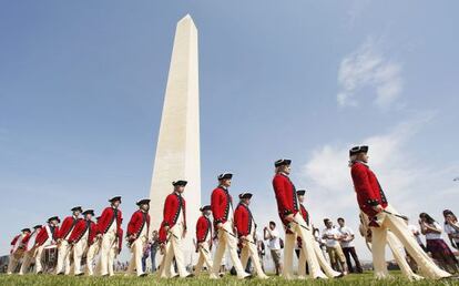 Una banda musical antigua participa este lunes en el acto de reapertura del monumento a Washington en la capital de EE UU.