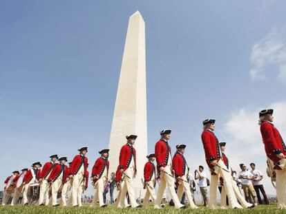 Una banda musical antigua participa este lunes en el acto de reapertura del monumento a Washington en la capital de EE UU.