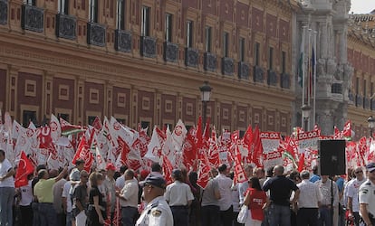 Un momento de la protesta que los empleados públicos hicieron ayer ante el Palacio de San Telmo.