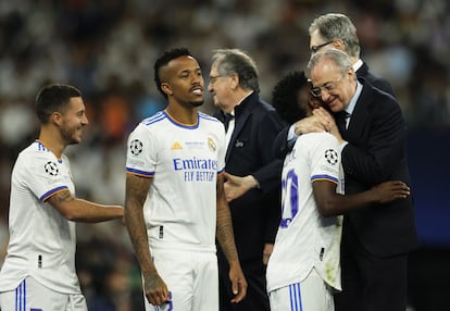 Florentino Pérez, presidente del Real Madrid, abraza al delantero del Real Madrid Vinicius Junior.