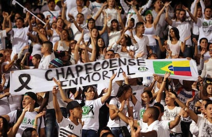 Aficionados del Atlético Nacional rinden homenaje al equipo de fútbol Chapecoense en Medellín (Colombia).