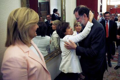 El presidente del Gobierno, Mariano Rajoy, y la vicepresidenta del gobierno Soraya Sáez de Santamaria, en el pasillo del congreso tras ser investido presidente el socialista Pedro Sánchez.