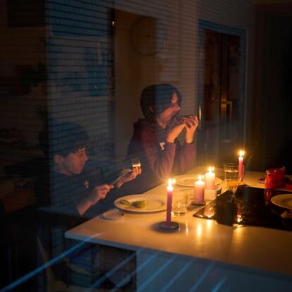 A family eats a snack by candlelight during a blackout in Barcelona, Spain, Monday, April 28, 2025. (AP Photo/Emilio Morenatti)
Associated Press / LaPresse
Only italy and spain