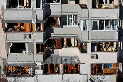 Fachada del bloque de viviendas afectado por una onda expansiva en Kiev. El alto representante de la Unión Europea para la Política Exterior, Josep Borrell, lamentó este jueves que los ciudadanos rusos ya no puedan beneficiarse de la protección del Convenio Europeo de Derechos Humanos tras el cese de este país del Consejo de Europa por agredir militarmente a Ucrania.