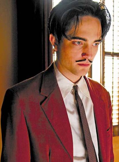 <b>Antes de desarrollar colmillos para </b><i>Crepúsculo,</i><b> Robert Pattinson se atusó el bigote de Dalí en </b><i>Sin límites, </i><b>una coproducción hispano-inglesa dirigida por Paul Morrison.</b>