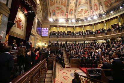 El rey Felipe VI es aplaudido al llegar al hemiciclo durante el acto de conmemoración del 40 aniversario de la Constitución.